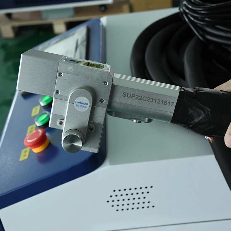 Industrial Laser Rust Remover - หัวทำความสะอาดด้วยเลเซอร์แบบมือถือ SUP22C รุ่นใหม่ 3000W เครื่องกำจัดสนิมสำหรับโลหะออกไซด์ สำหรับโรงแรมและอุตสาหกรรม